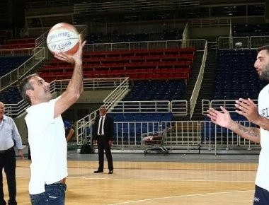 Σούταρε με την Εθνική ομάδα μπάσκετ ο Κυριάκος Μητσοτάκης (φωτό)